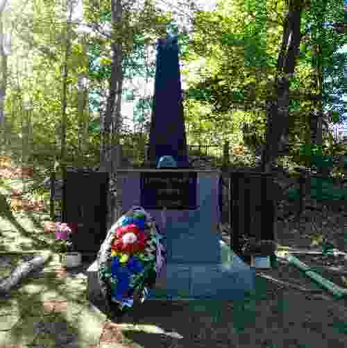 Братская могила советских воинов, павших в боях с фашистами, 1941-1942 гг.